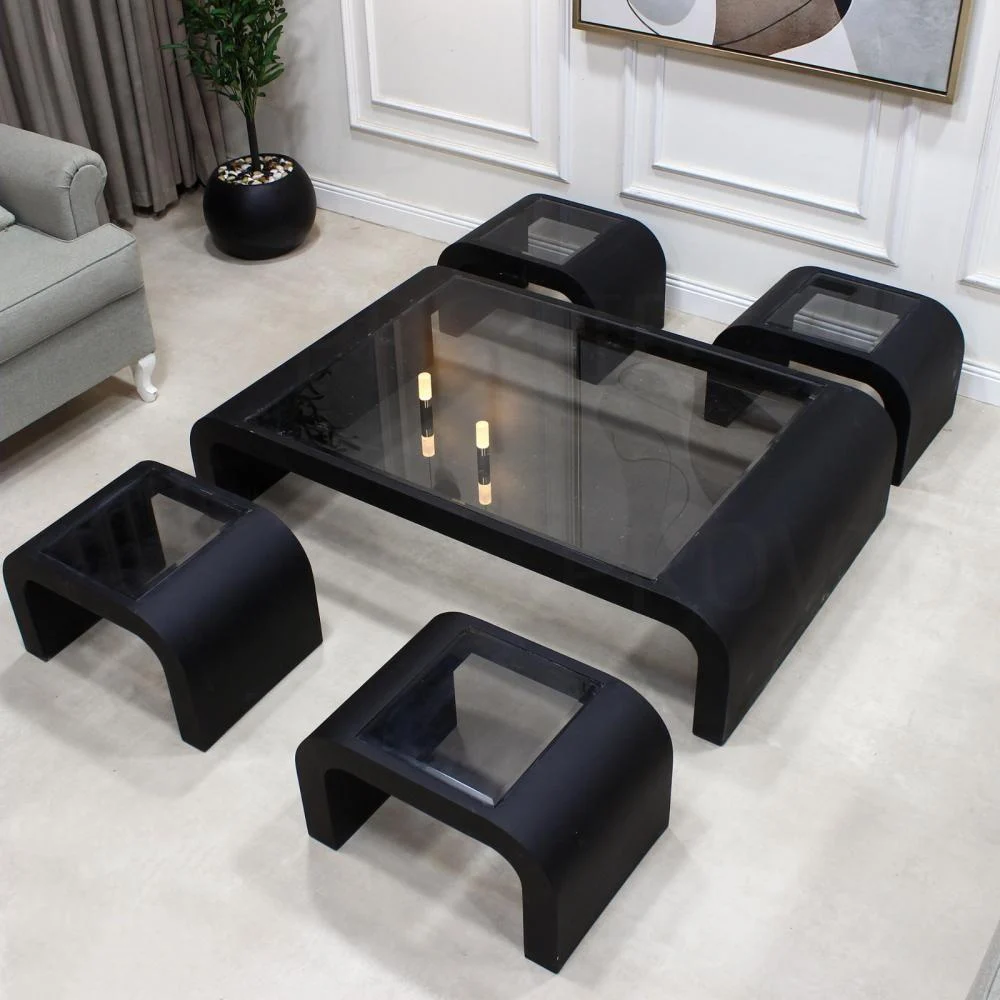 طقم طاولة مع 4 خدمة بسطح خشبي وقاعدة خشبية بتصميم مخروطي