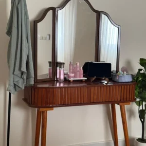 تسريحه خشبيه معا مرايه